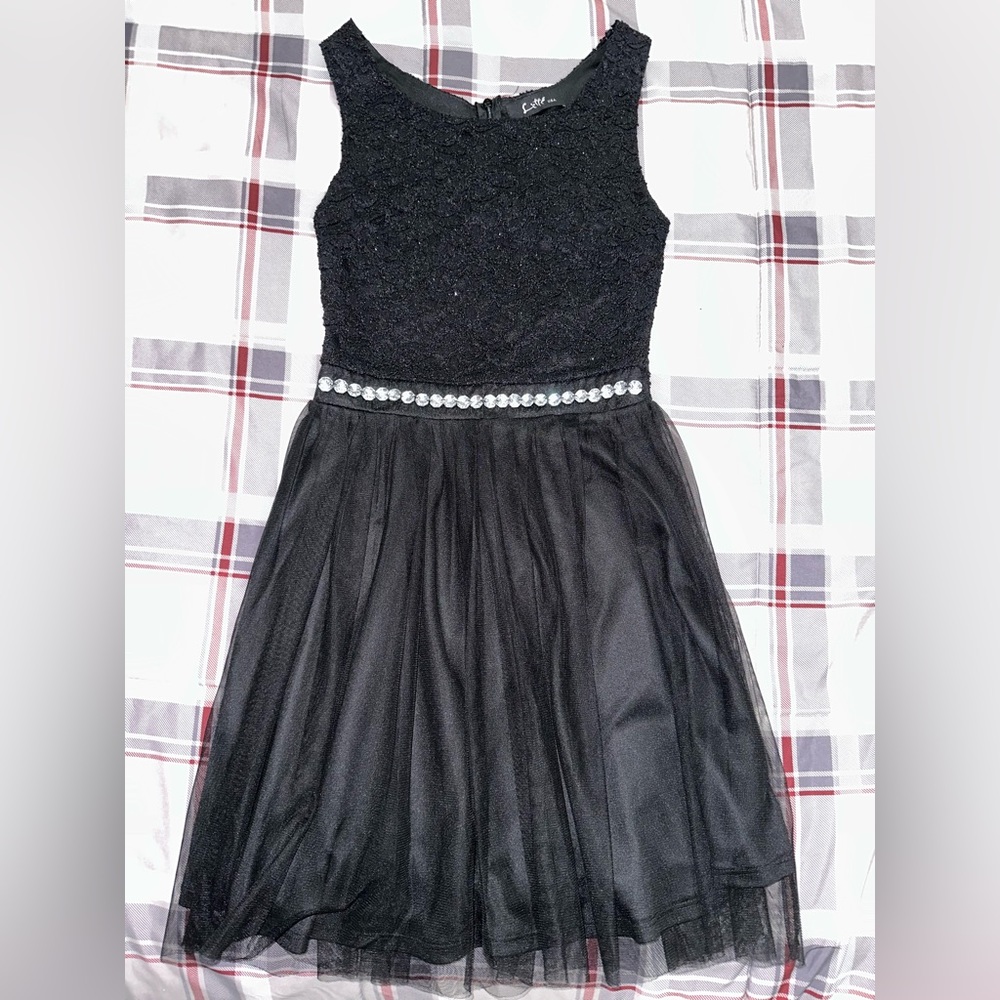 Beautiful black dress!